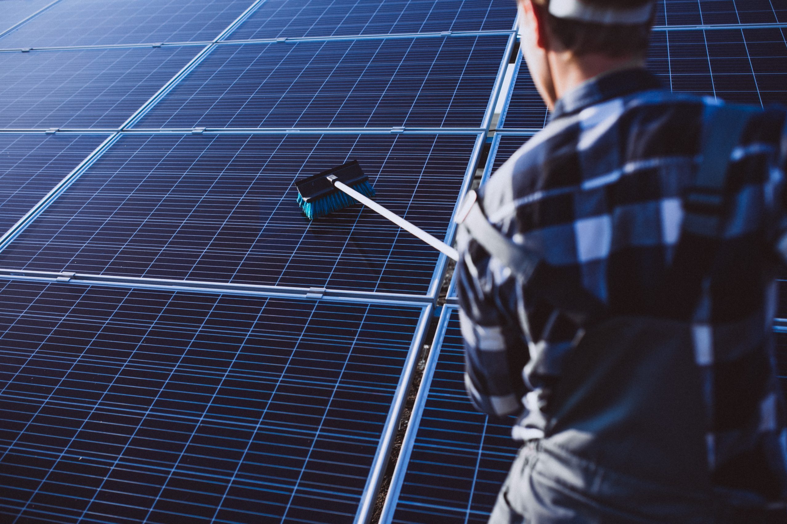 homme qui nettoie panneaux solaires nettoyage de panneaux solaire